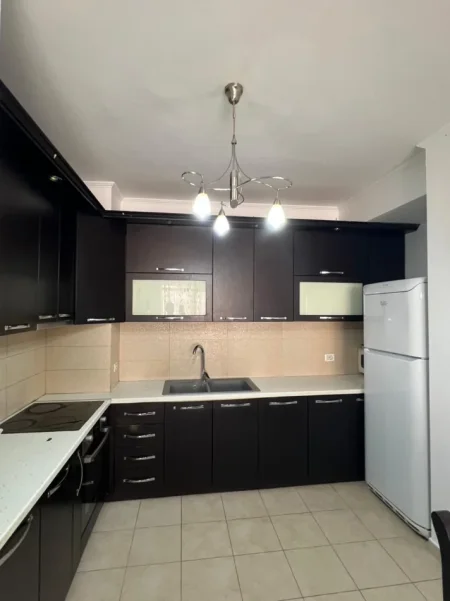 Tirane, jepet me qera apartament 2+1 Kati 3, 90 m² 450 € 