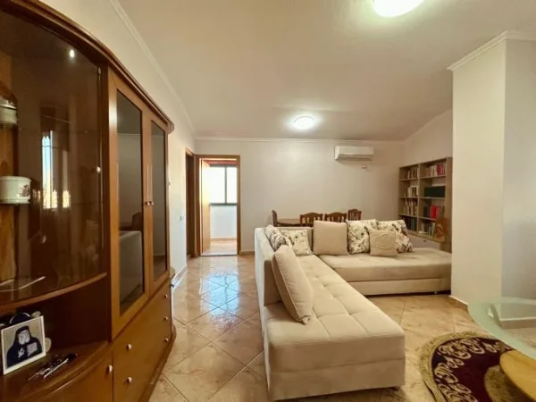 Tirane, jepet me qera apartament 2+1+Aneks+Ballkon Kati 5, 80 m² 800 € (selvia , rruga e dibres , gjimnazi partizani)