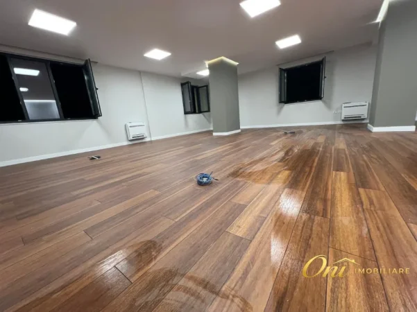 Tirane, jepet me qera zyre Kati 1, 140 m² 1.700 € (PRANE SHALLVAREVE)