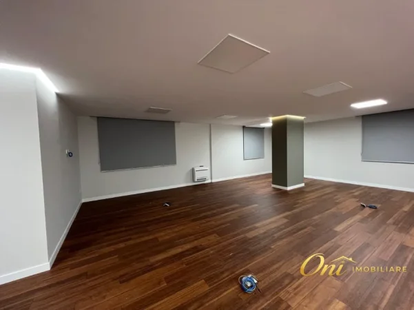 Tirane, jepet me qera zyre Kati 1, 140 m² 1.700 € (PRANE SHALLVAREVE)