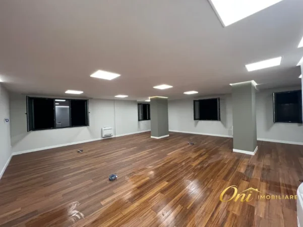 Tirane, jepet me qera zyre Kati 1, 140 m² 1.700 € (PRANE SHALLVAREVE)