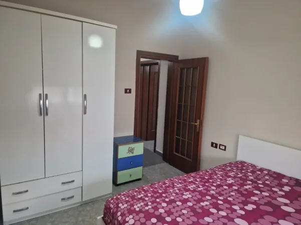 Tirane, jepet me qera apartament 2+1 Kati 4, 550 € (rruga e durresit)