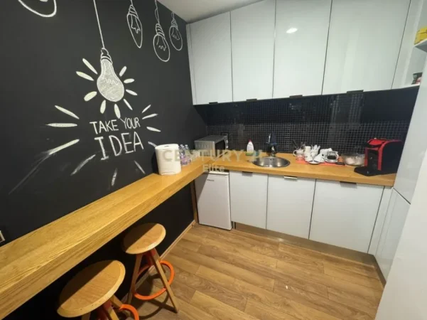Tirane, jepet me qera zyre Kati 2, 100 m² 1.100 € (Rruga Elbasanit)