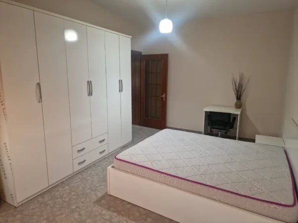Tirane, jepet me qera apartament 2+1 Kati 4, 550 € (rruga e kavajes , 21 Dhjetori)