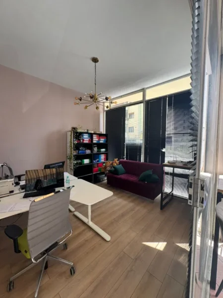 Tirane, jepet me qera zyre Kati 0, 36 m² 550 € (Rruga Sali Budka)