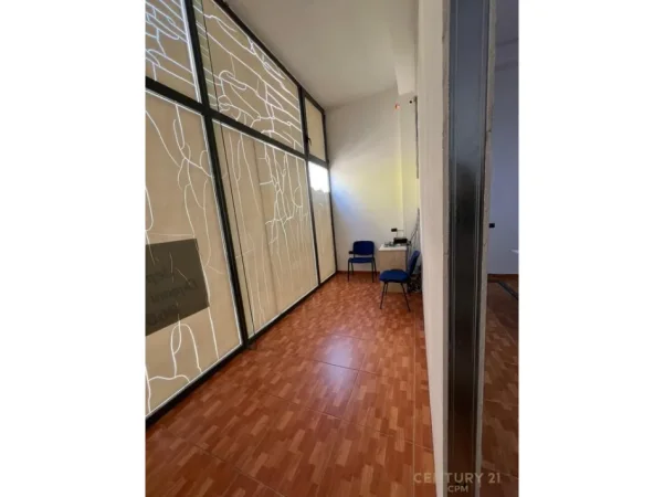 Tirane, jepet me qera zyre Kati 2, 102 m² 1.000 € (mbrapa Viles Gold)