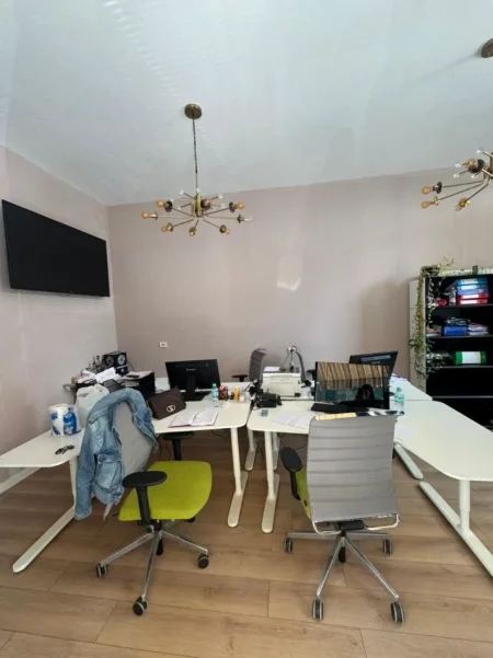 Tirane, jepet me qera zyre Kati 0, 36 m² 550 € (Rruga Sali Budka)