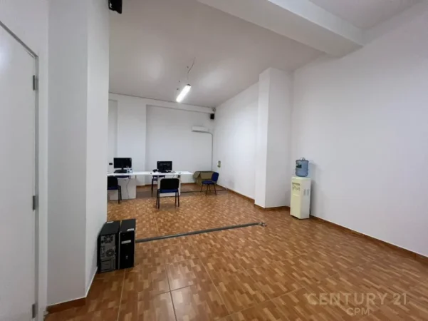 Tirane, jepet me qera zyre Kati 2, 102 m² 1.000 € (mbrapa Viles Gold)