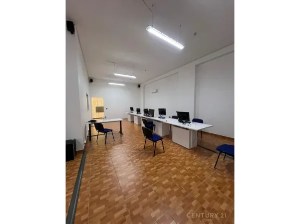 Tirane, jepet me qera zyre Kati 2, 102 m² 1.000 € (mbrapa Viles Gold)