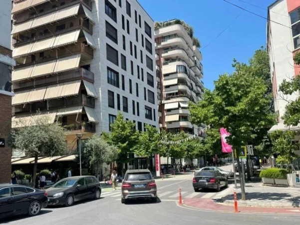 Tirane, jepet me qera ambjent biznesi Kati 5, 157 m² 900 € (Garda, Liqeni Artificial)
