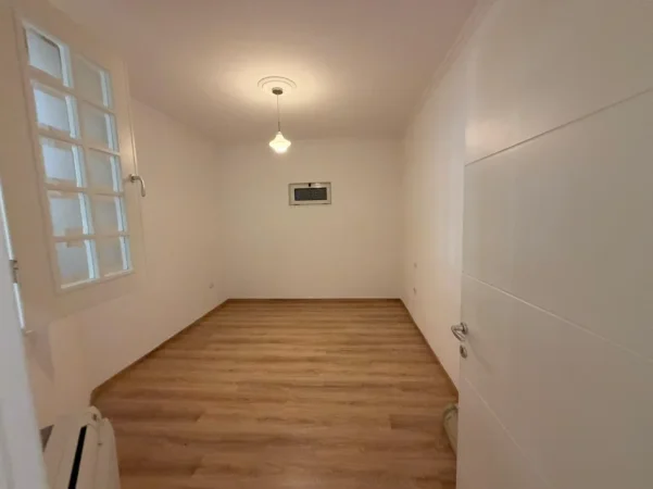 Tirane, jepet me qera apartament 3+1+Ballkon Kati 4, 145 m² 1,000Euro (i diskutueshem) (9 Kateshet)