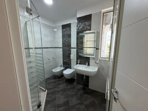 Tirane, jepet me qera apartament 3+1+Ballkon Kati 4, 145 m² 1,000Euro (i diskutueshem) (9 Kateshet)