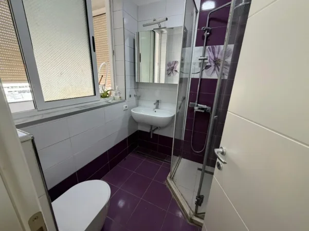 Tirane, jepet me qera apartament 3+1+Ballkon Kati 4, 145 m² 1,000Euro (i diskutueshem) (9 Kateshet)