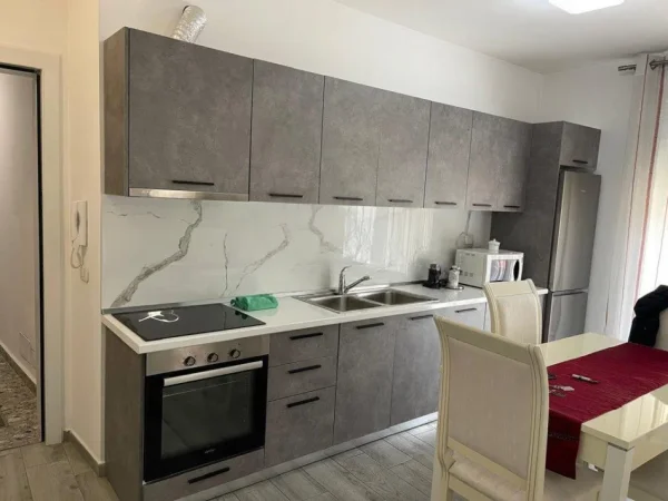 Tirane, jepet me qera apartament (me ashensor) 1+1 Kati 5, Rruga 5 Maji, 53m2 - 650€ [ENT141035]