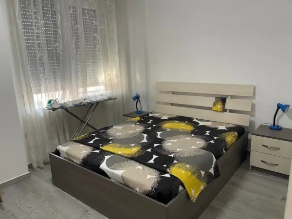 Tirane, jepet me qera apartament (me ashensor) 1+1 Kati 5, Rruga 5 Maji, 53m2 - 650€ [ENT141035]