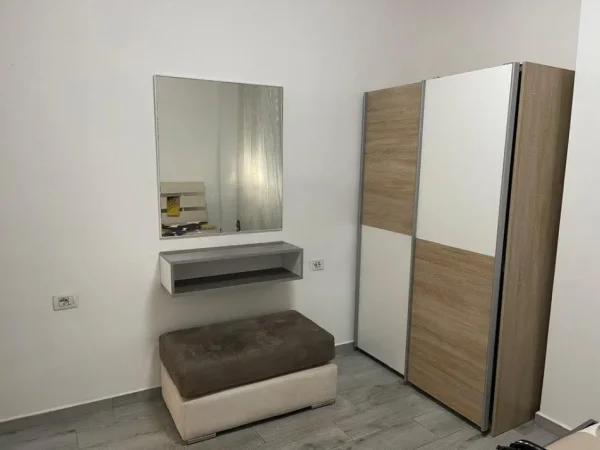 Tirane, jepet me qera apartament (me ashensor) 1+1 Kati 5, Rruga 5 Maji, 53m2 - 650€ [ENT141035]