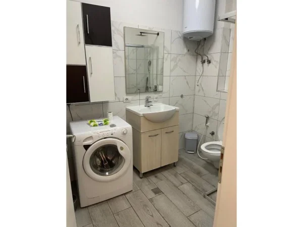 Tirane, jepet me qera apartament (me ashensor) 1+1 Kati 5, Rruga 5 Maji, 53m2 - 650€ [ENT141035]
