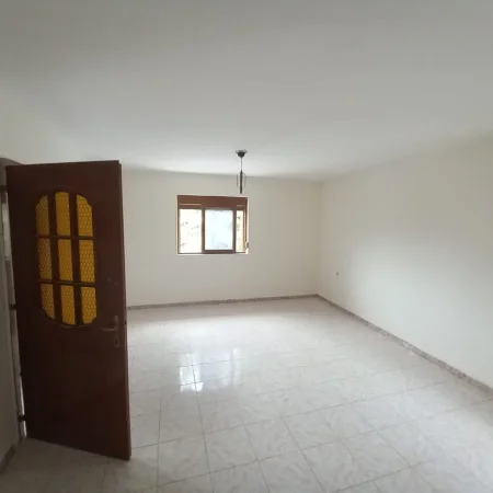 Tirane, jepet me qera apartament 2+1 Kati 2, 90 m² 260 € (Kombinat)