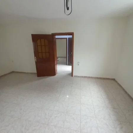 Tirane, jepet me qera apartament 2+1 Kati 2, 90 m² 260 € (Kombinat)