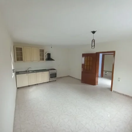 Tirane, jepet me qera apartament 2+1 Kati 2, 90 m² 260 € (Kombinat)