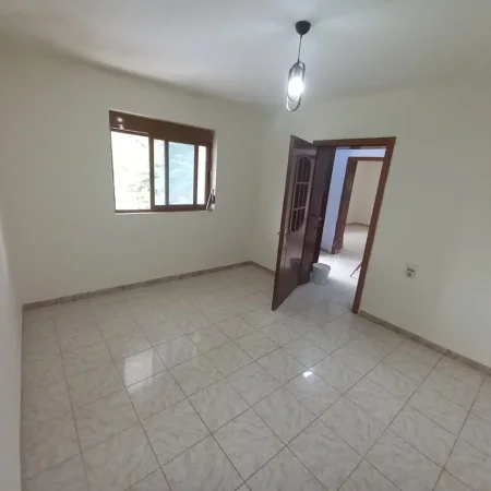 Tirane, jepet me qera apartament 2+1 Kati 2, 90 m² 260 € (Kombinat)
