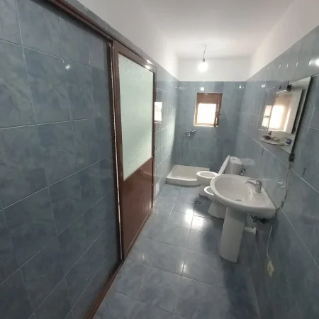 Tirane, jepet me qera apartament 2+1 Kati 2, 90 m² 260 € (Kombinat)