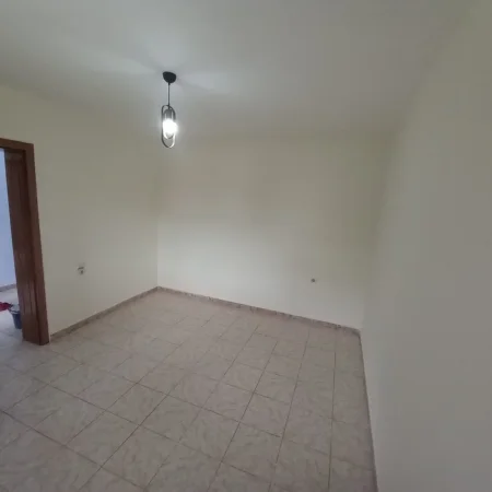 Tirane, jepet me qera apartament 2+1 Kati 2, 90 m² 260 € (Kombinat)