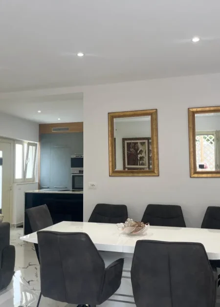 Tirane, jepet me qera Banesë  2+1+ Oborr, Kati 1, Mobiluar, Çmimi 55.000 Lekë të Reja, tek Rruga Besa, Siri Kodra, Tirane.