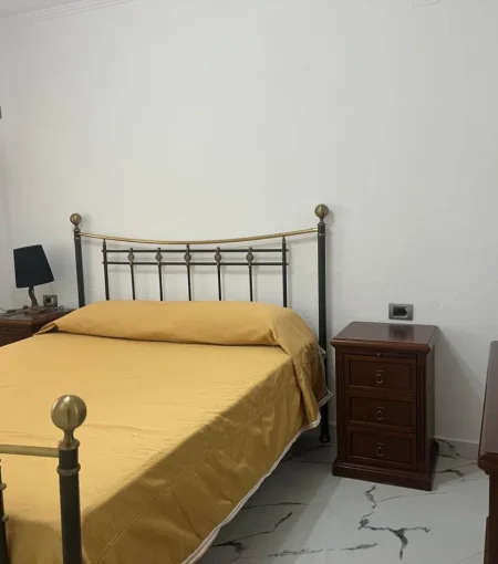 Tirane, jepet me qera Banesë  2+1+ Oborr, Kati 1, Mobiluar, Çmimi 55.000 Lekë të Reja, tek Rruga Besa, Siri Kodra, Tirane.