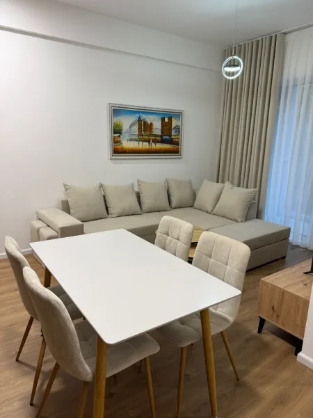Tirane, jepet me qera apartament 1+1+Ballkon Kati 2, 50 m² 400 € (Rezidenca Oxa)