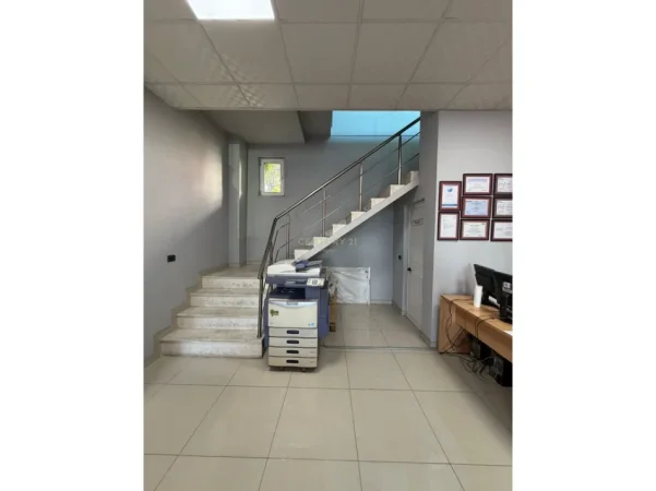 Tirane, jepet me qera ambjent biznesi Kati 1, 140 m² 1.000 € (Laprakë)