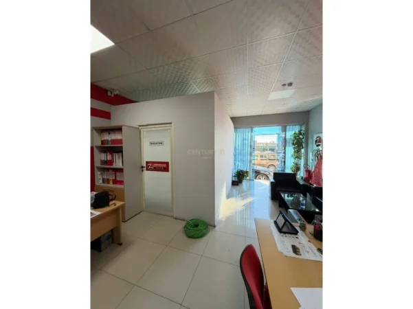Tirane, jepet me qera ambjent biznesi Kati 1, 140 m² 1.000 € (Laprakë)
