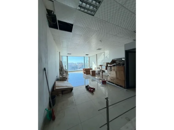 Tirane, jepet me qera ambjent biznesi Kati 1, 140 m² 1.000 € (Laprakë)