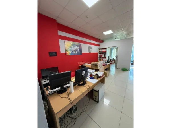 Tirane, jepet me qera ambjent biznesi Kati 1, 140 m² 1.000 € (Laprakë)