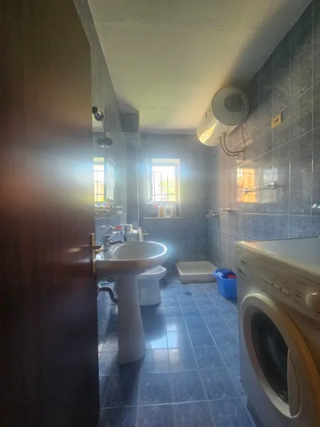 Tirane, jepet me qera apartament 2+1 Kati 4, 420 € (Pazari i Ri)