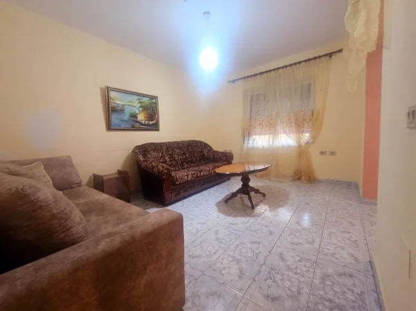 Tirane, jepet me qera apartament 2+1 Kati 4, 420 € (Pazari i Ri)