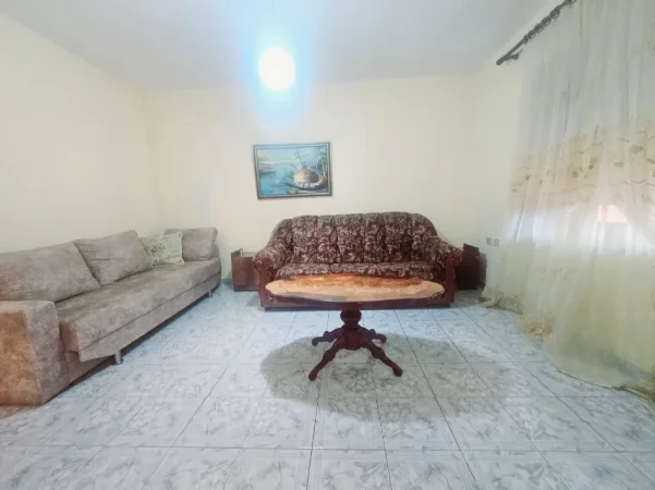 Tirane, jepet me qera apartament 2+1 Kati 4, 420 € (Pazari i Ri)