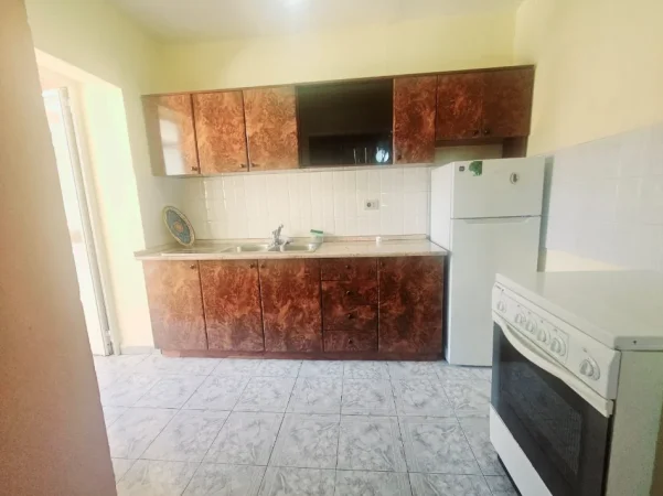 Tirane, jepet me qera apartament 2+1 Kati 4, 420 € (Pazari i Ri)