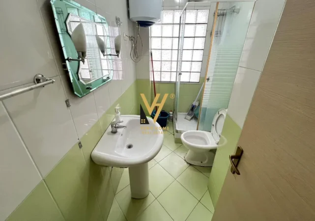 Tirane, jepet me qera apartament 1+1+Ballkon Kati 5, 60 m² 520 € (JORDAN MISJA)