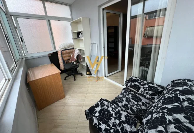 Tirane, jepet me qera apartament 1+1+Ballkon Kati 5, 60 m² 520 € (JORDAN MISJA)