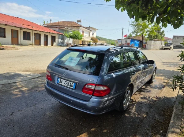 Elbasan, shitet makine Mercedes-Benz Nafte, blu e hapur automatik Kondicioner 339.000 km 6.000 €