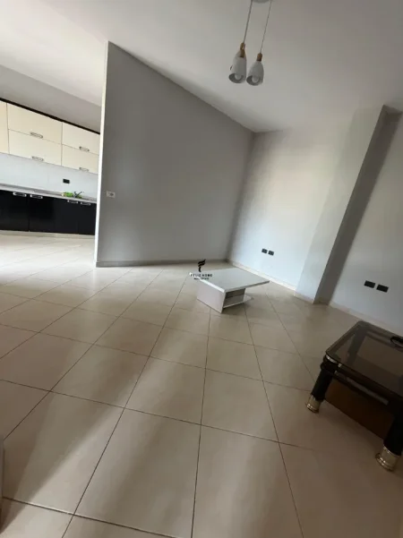 Tirane, jepet me qera apartament 1+1 Kati 2, 65 m² 550 € (KINOSTUDIO)