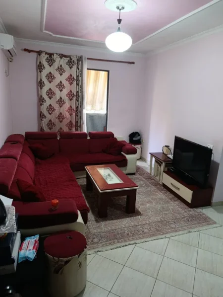 Tirane, shitet apartament 1+1 Kati 3, 120.000 € (Rruga 5 Maji)