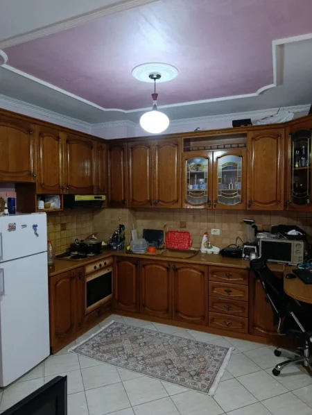 Tirane, shitet apartament 1+1 Kati 3, 120.000 € (Rruga 5 Maji)