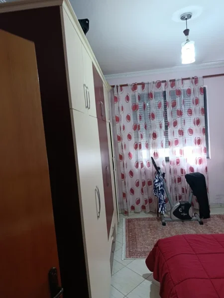 Tirane, shitet apartament 1+1 Kati 3, 120.000 € (Rruga 5 Maji)