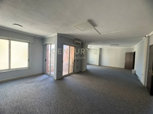 Tirane, jepet me qera ambjent biznesi Kati 3, 585 m² 6.000 € (Globe)