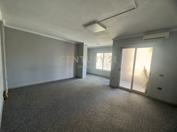 Tirane, jepet me qera ambjent biznesi Kati 3, 585 m² 6.000 € (Globe)