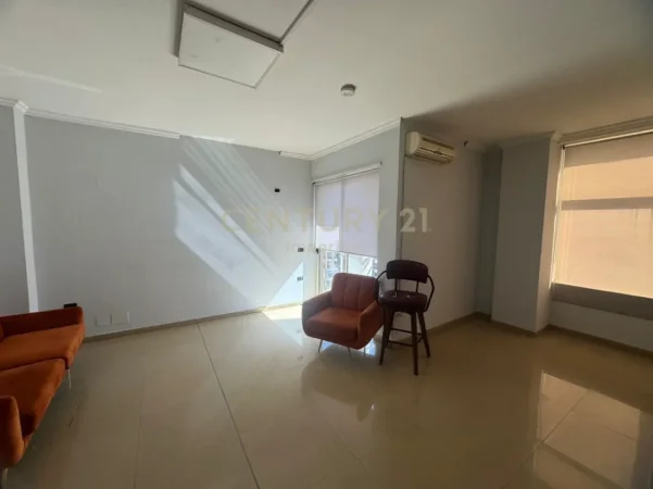 Tirane, jepet me qera ambjent biznesi Kati 3, 585 m² 6.000 € (Globe)