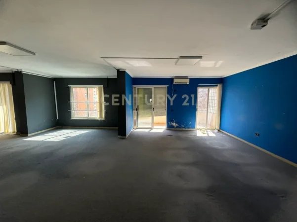 Tirane, jepet me qera ambjent biznesi Kati 3, 585 m² 6.000 € (Globe)