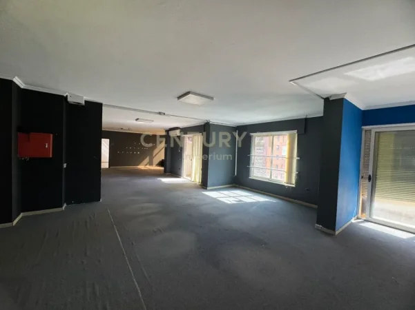 Tirane, jepet me qera ambjent biznesi Kati 3, 585 m² 6.000 € (Globe)